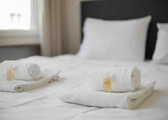 Апартаменти Downtown Deluxe With Queen Bed Be-35